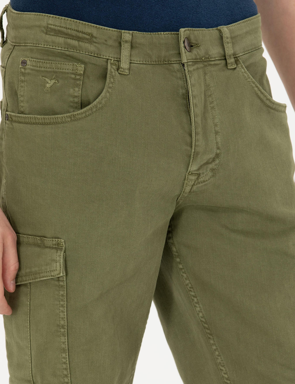 Джинсовые шорты-бермуды зауженного кроя цвета хаки