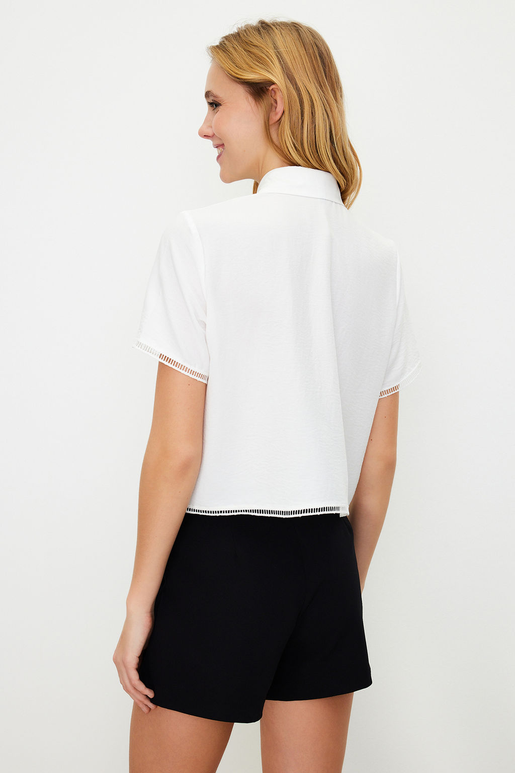 TRENDYOLMILLA Ekru K?sa Kollu Crop Dantelli Cupra Kumas Dokuma Gomlek TWOSS24GO00031 фото 6