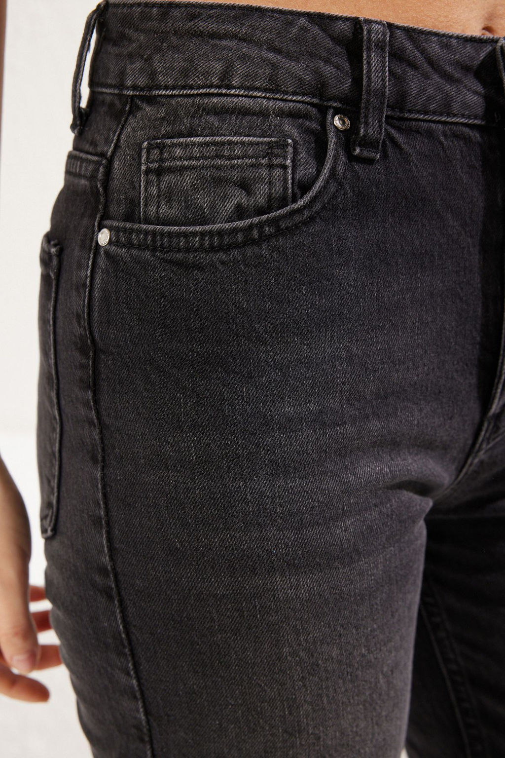 Siyah Pacas? Kesikli Normal Bel Comfort Mom Jeans TWOSS25JE00096 - Trendyolmilla фото 4