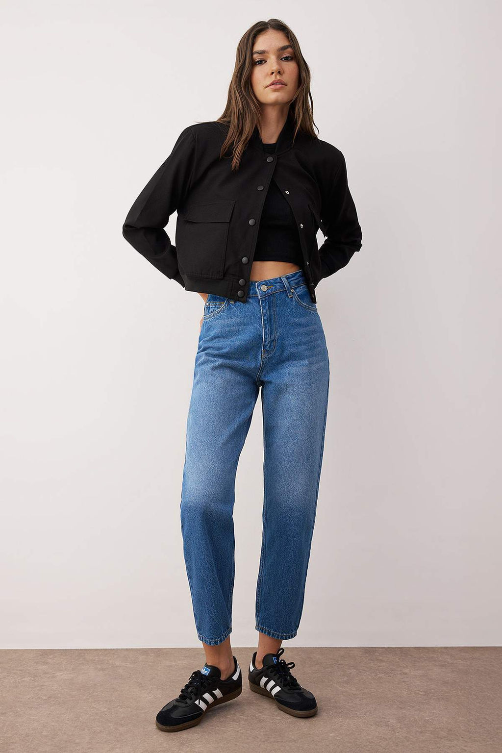 TRENDYOLMILLA Mavi Yuksek Bel Mom Jeans TWOAW24JE00076