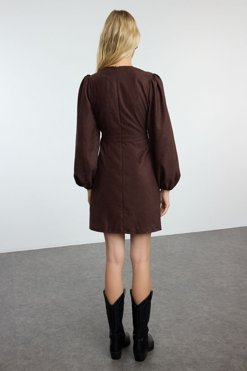 TRENDYOLMILLA Kahverengi Duz Mini Mini Balon Kollu V Yaka Suet Dokuma Elbise TWOAW24EL00583 фото 12