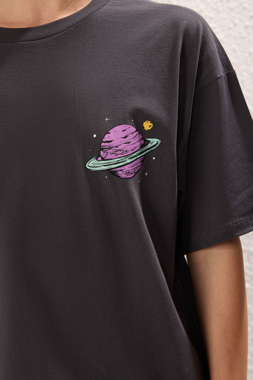 TRENDYOLMILLA Siyah %100 Pamuk On ve Arka Galaksi Bask?l? Boyfriend Fit Bisiklet Yaka Orme T-Shirt TWOSS23TS00257 фото 3