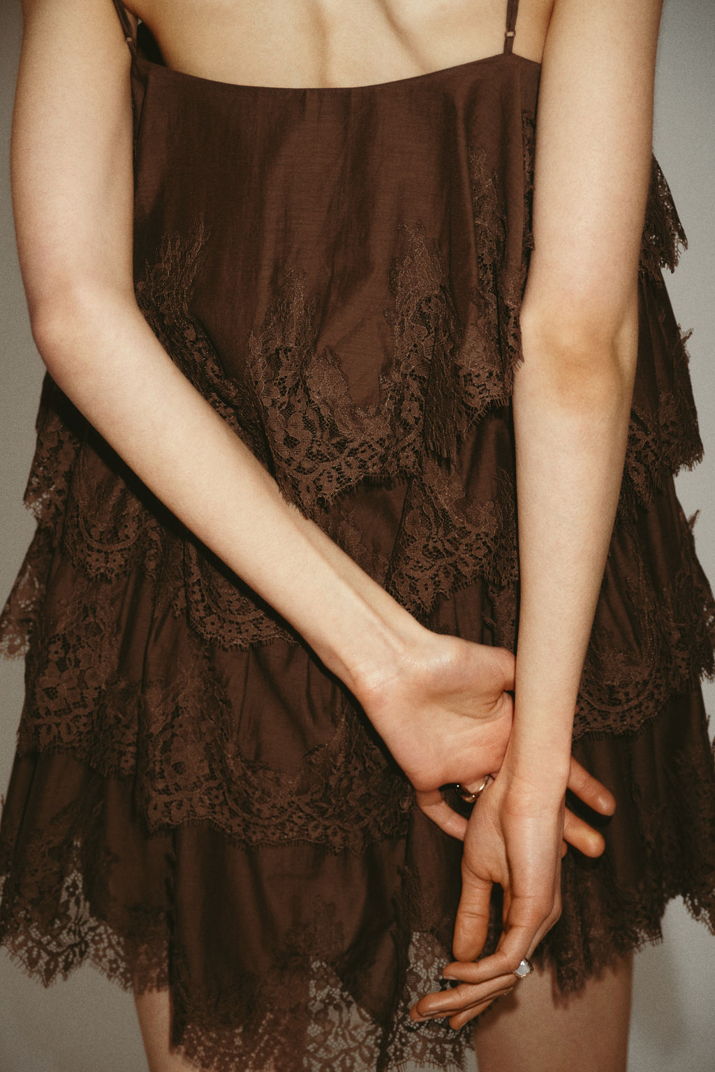 Vestido escalonado con ribetes de encaje - H&m фото 4