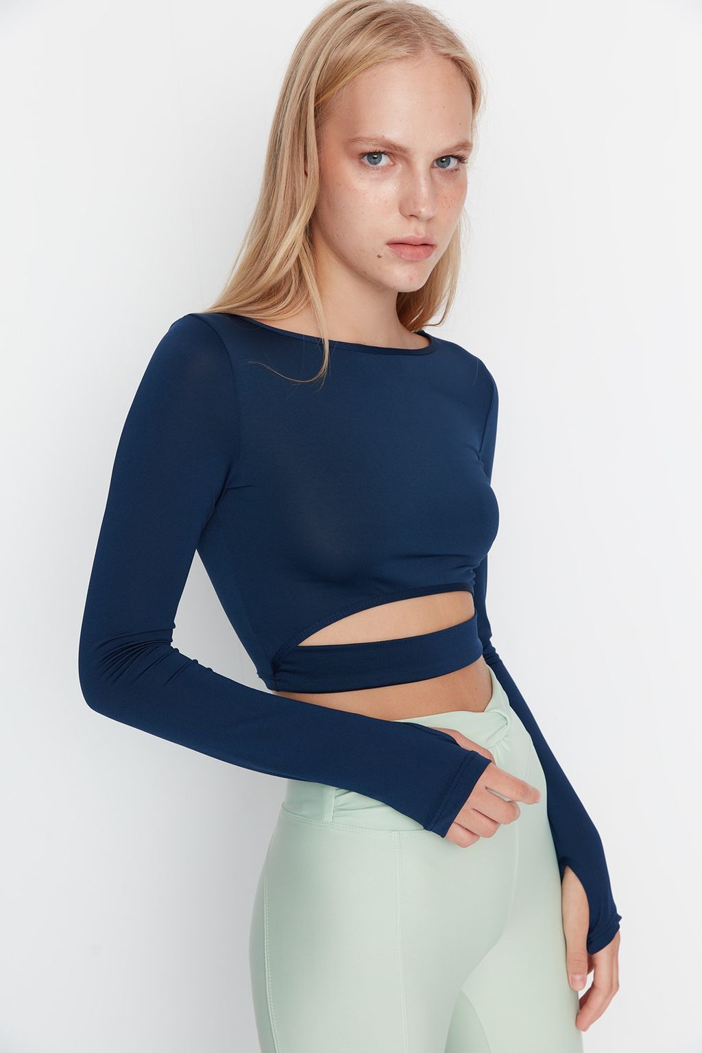 Koyu Lacivert Crop Pencere/Cut Out ve Bas Parmak Delik Detayl? Orme Spor Ust/Bluz TWOAW21BZ0156