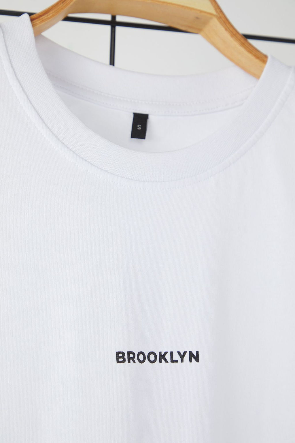 TRENDYOL MAN Beyaz Oversize/Genis Kesim %100 Pamuklu Brooklyn Bask?l? Tok Kumas T-shirt TMNSS25TS00072 - Trendyolmilla фото 4