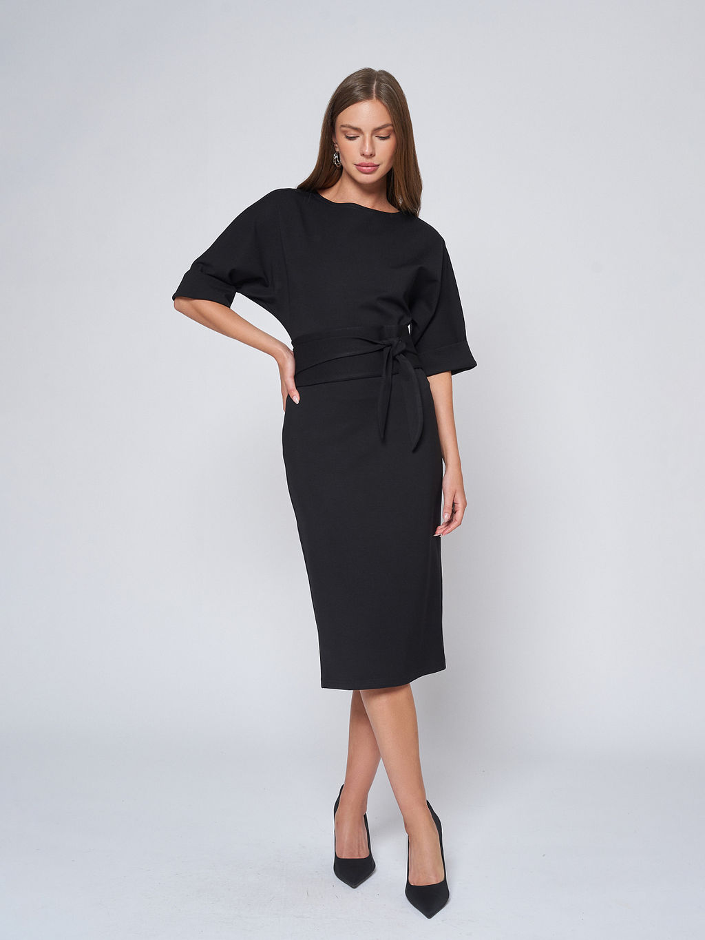 Платье черное длины миди с поясом и рукавом летучая мышь - 1001dress фото 2