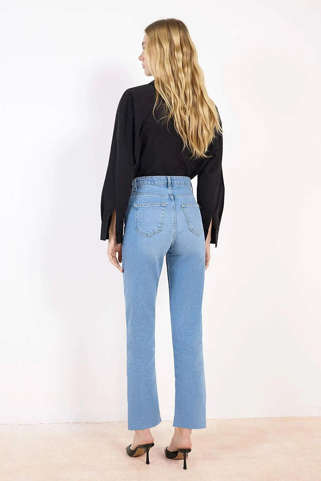 Mavi Yuksek Bel Az Esnek Mom Jeans TWOSS26JE00108 - Trendyolmilla фото 6