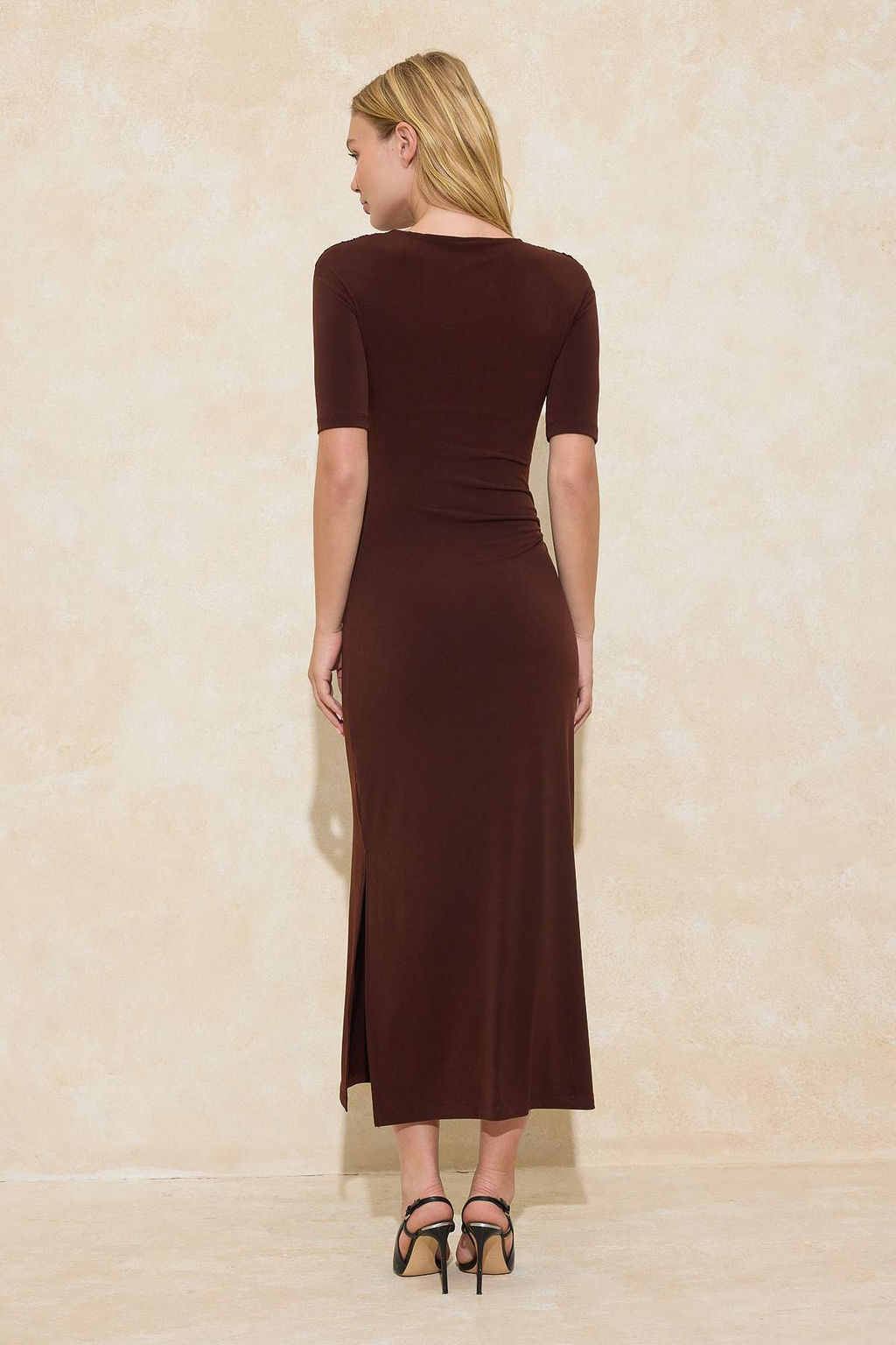 Kahverengi A-Kesim/Can Form Asimetrik Yaka K?sa Kollu Maxi Esnek Orme Elbise TWOSS26EL00014 - Trendyolmilla фото 6