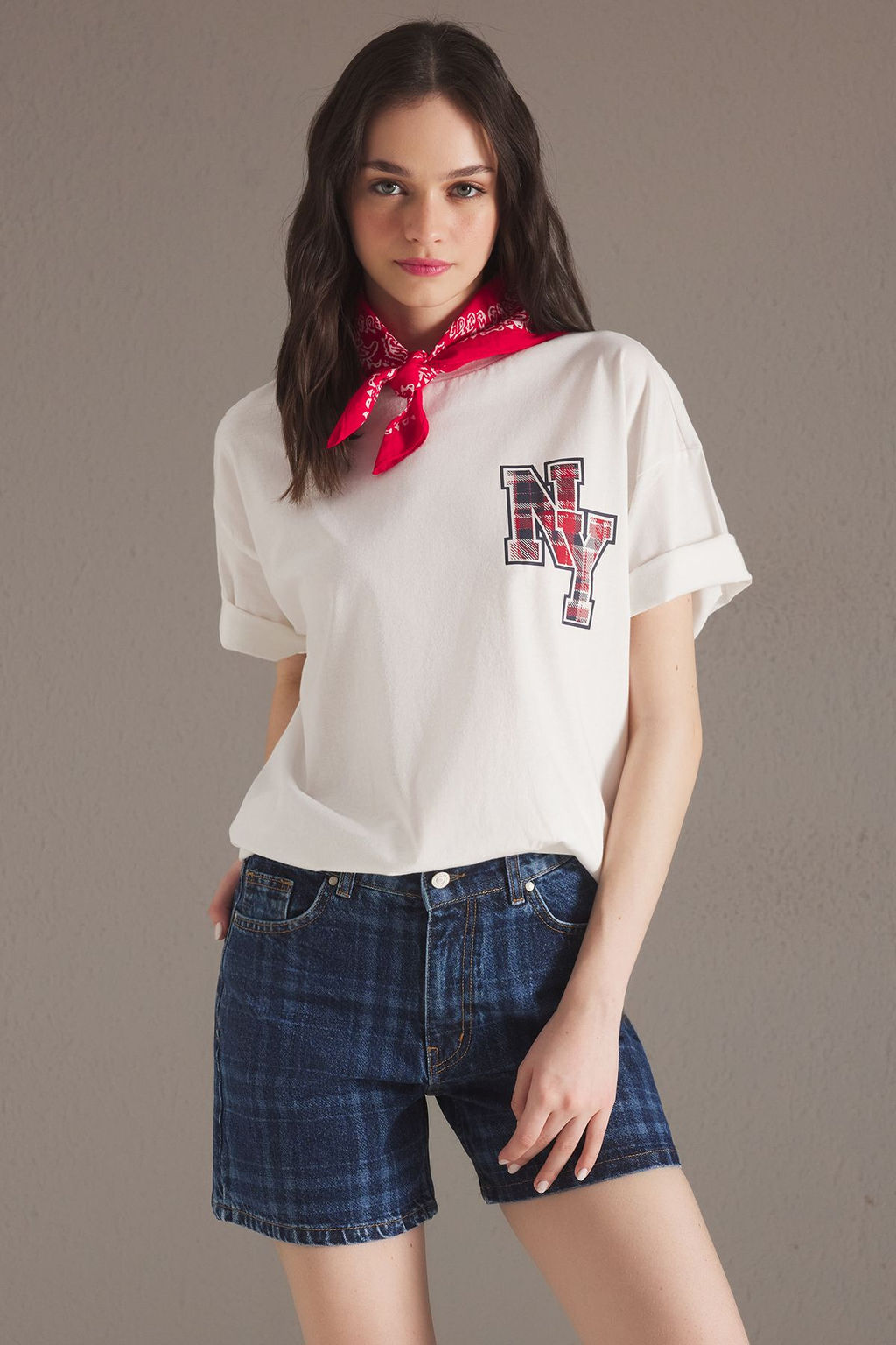 TRENDYOLMILLA Ekru %100 Pamuk Ekoseli Slogan Bask?l? Oversize/Genis Kesim Orme T-Shirt TWOSS25TS00164