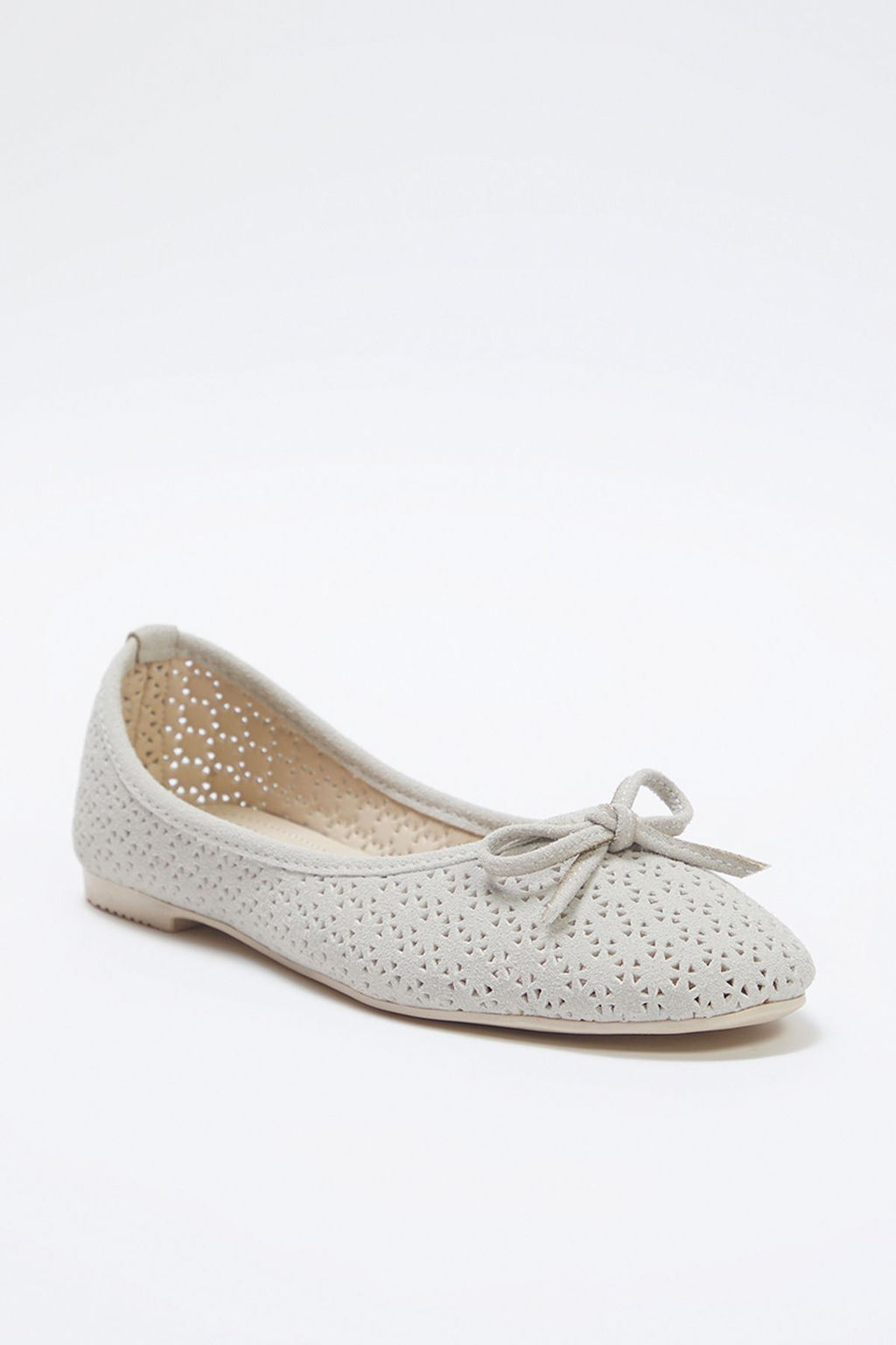 Trendyol Shoes Siyah Fiyonk Detayl? Delikli Ekstra Rahat Badem Burun Kad?n Babet TAKSS25BE00033