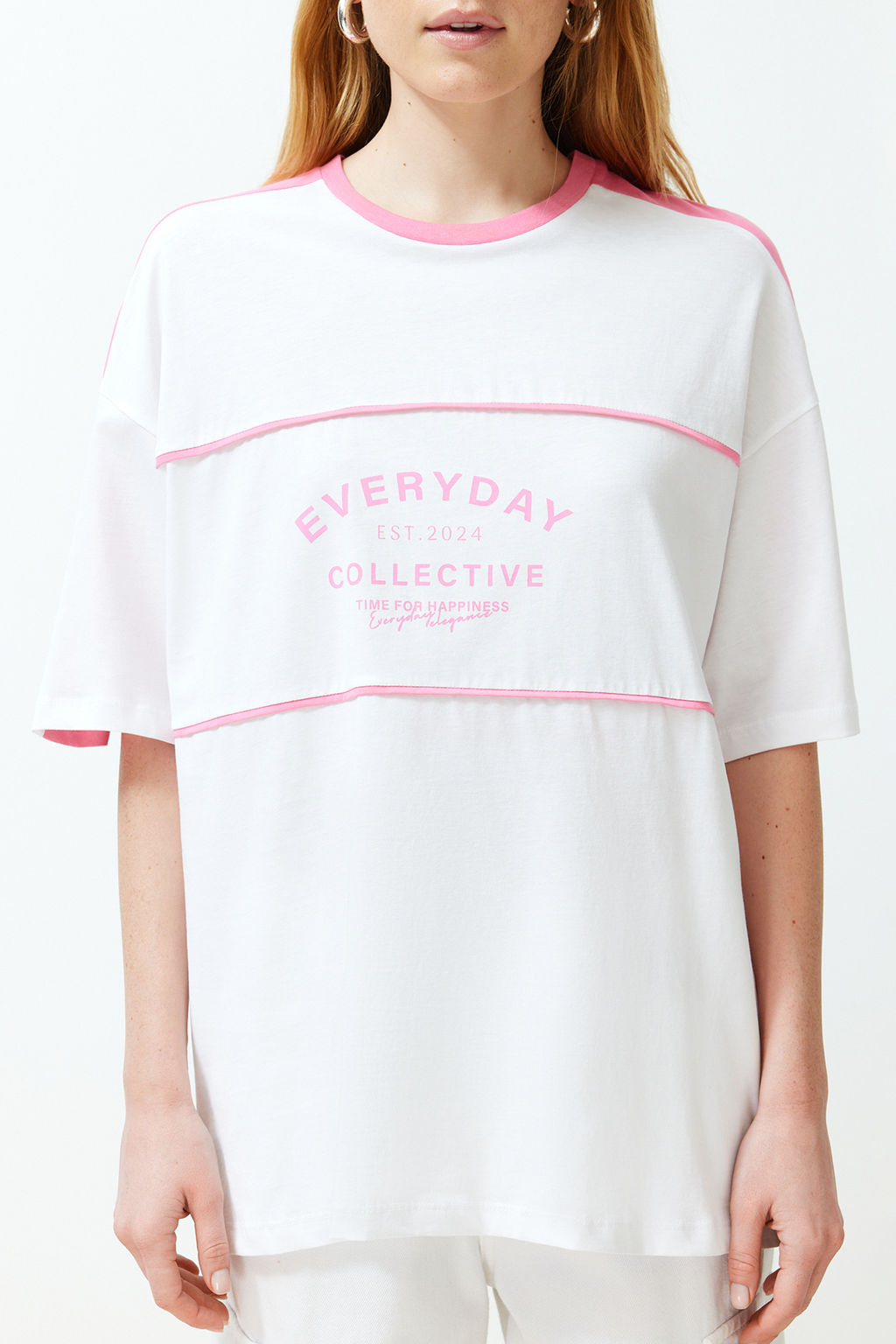 Beyaz %100 Kal?n Pamuklu Renk Bloklu Sloganl? Oversize/Genis Kal?p Orme T-Shirt TWOSS24TS00132