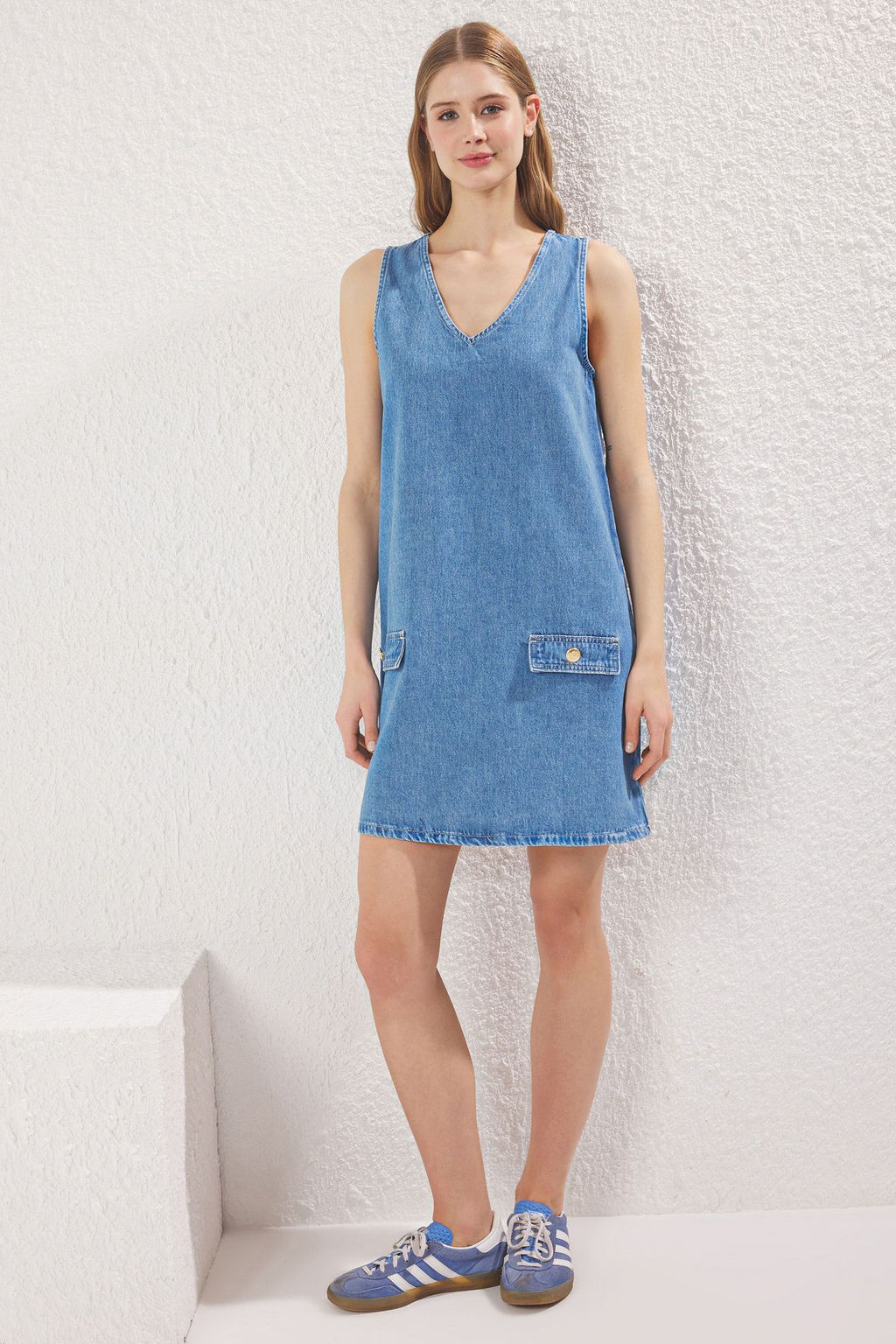 TRENDYOLMILLA Ac?k Mavi Cep Kapak Detayl? V Yaka Mini Denim Elbise TWOSS25EL00741 фото 2