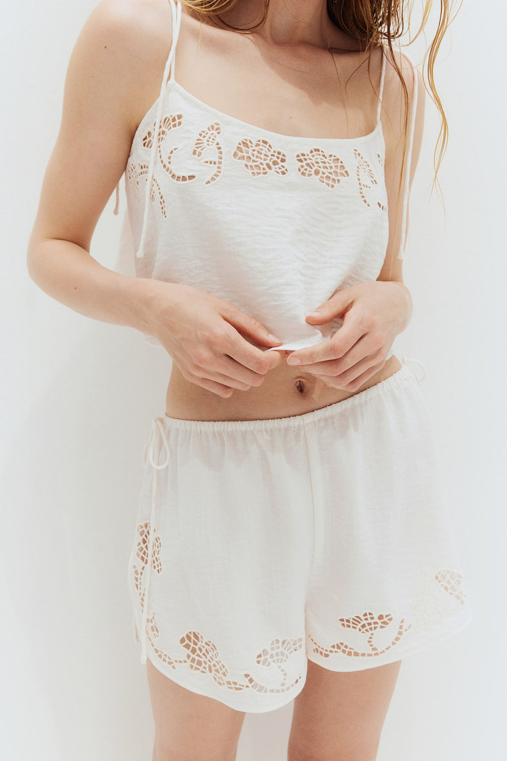 Pantalon playero corto con bordado ingles - H&m фото 3