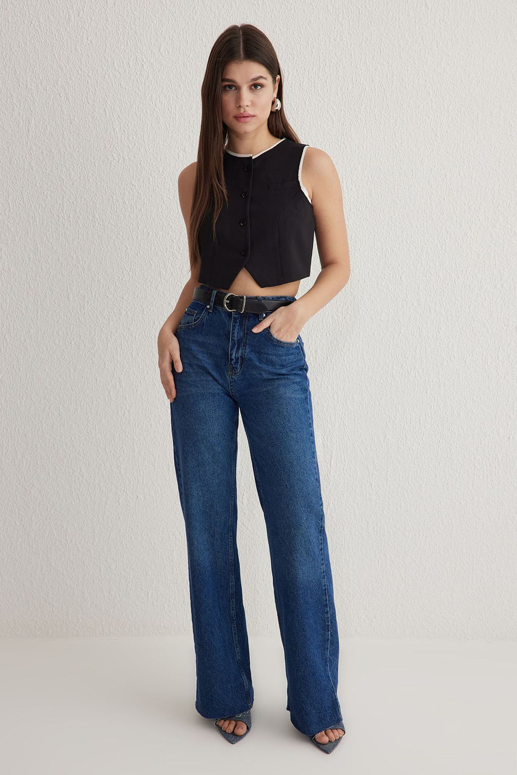 TRENDYOLMILLA Siyah Fitted Beyaz Pis Dikis Detayl? Dokuma Yelek TWOSS25YE00052 фото 3