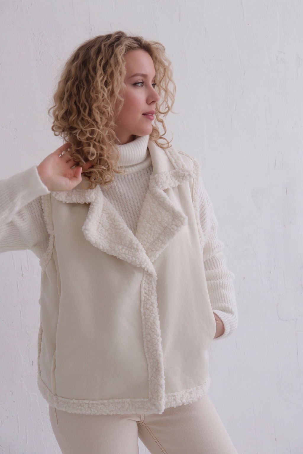 12173 Жилет из искусственного меха белый - Martichelli фото 6