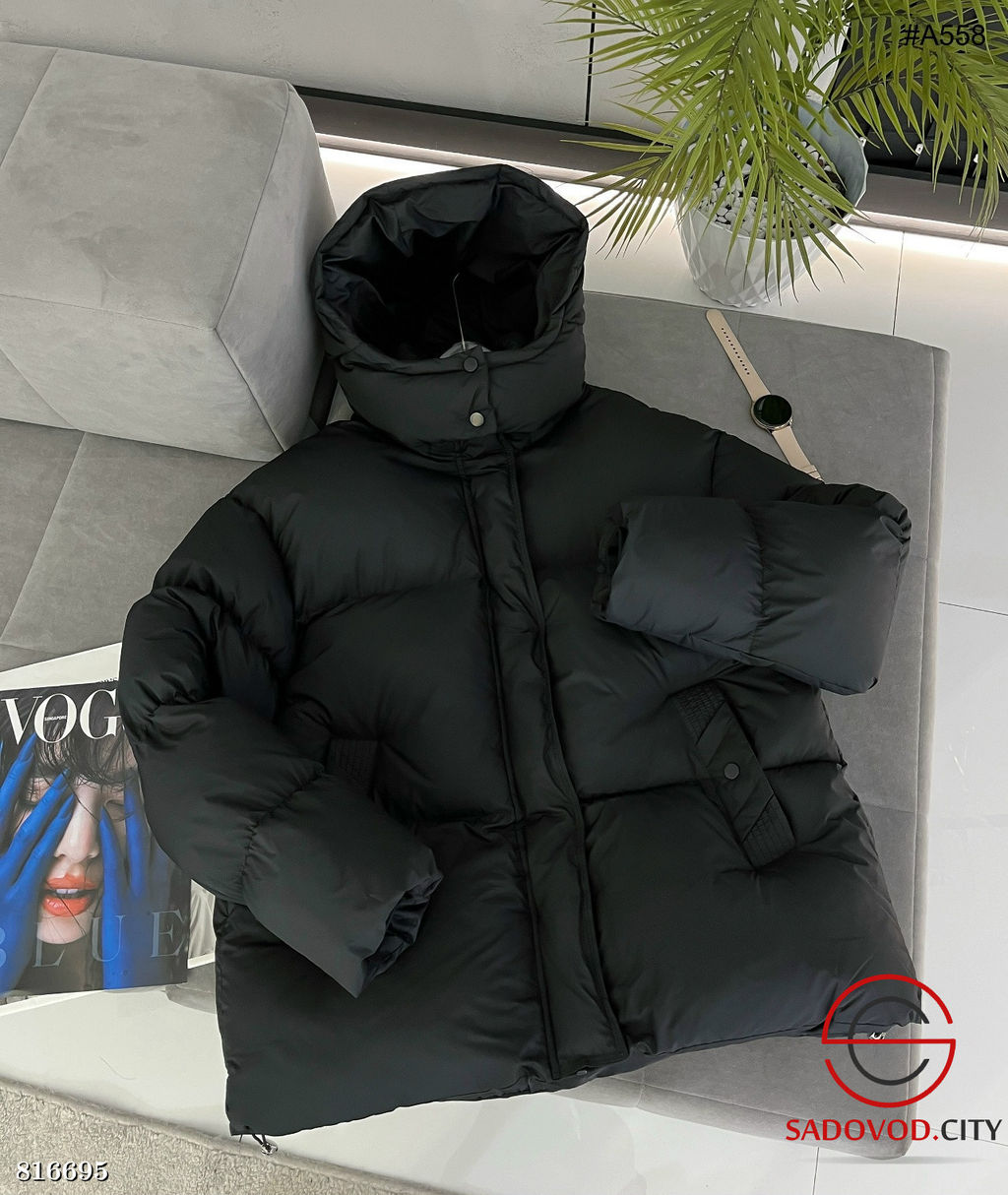 Тёплая зимняя женская куртка с капюшоном.