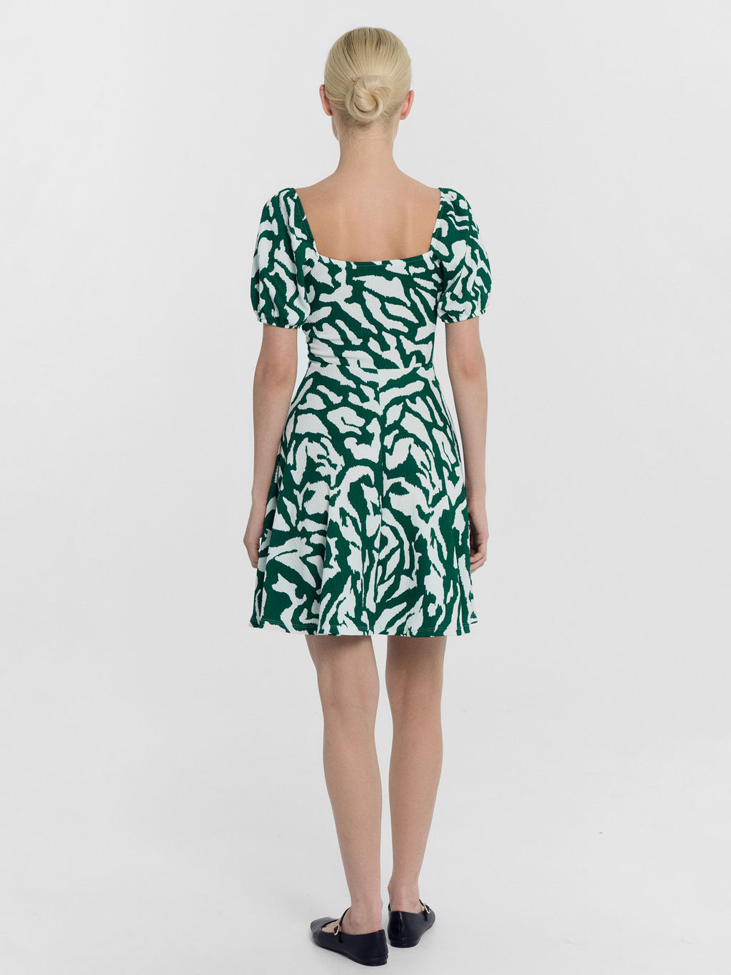 Платье женское изумрудно-зеленое с белыми пятнышками белые пятна на изумрудном 152589 - Mark formelle фото 5