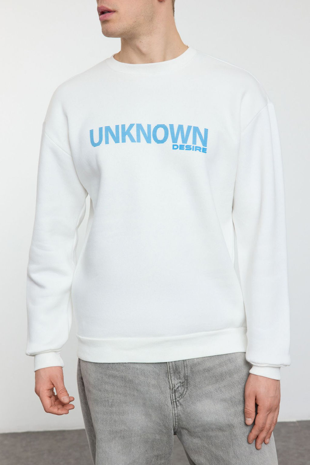 TRENDYOL MAN Ekru Oversize/Genis Kesim Yaz? Bask?l? Bisiklet Yaka Ici Polarl? Sweatshirt TMNAW25SW00047 - Trendyolmilla фото 3
