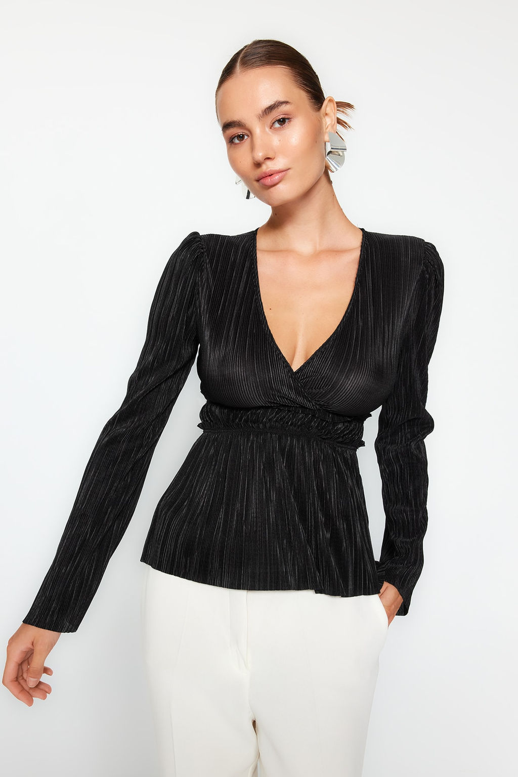 Trendyolmilla Ekru Pilise Detayl? Kruvaze Kapamal? F?rf?rl? V Yaka Orme Bluz TWOAW24BZ00278