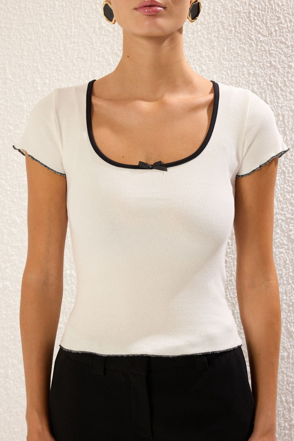 Trendyolmilla Ekru Fiyonklu Kontrast Biye Detayl? Fitted/Vucuda Oturan Fitilli Esenk Orme Bluz TWOSS25BZ00047  фото 3