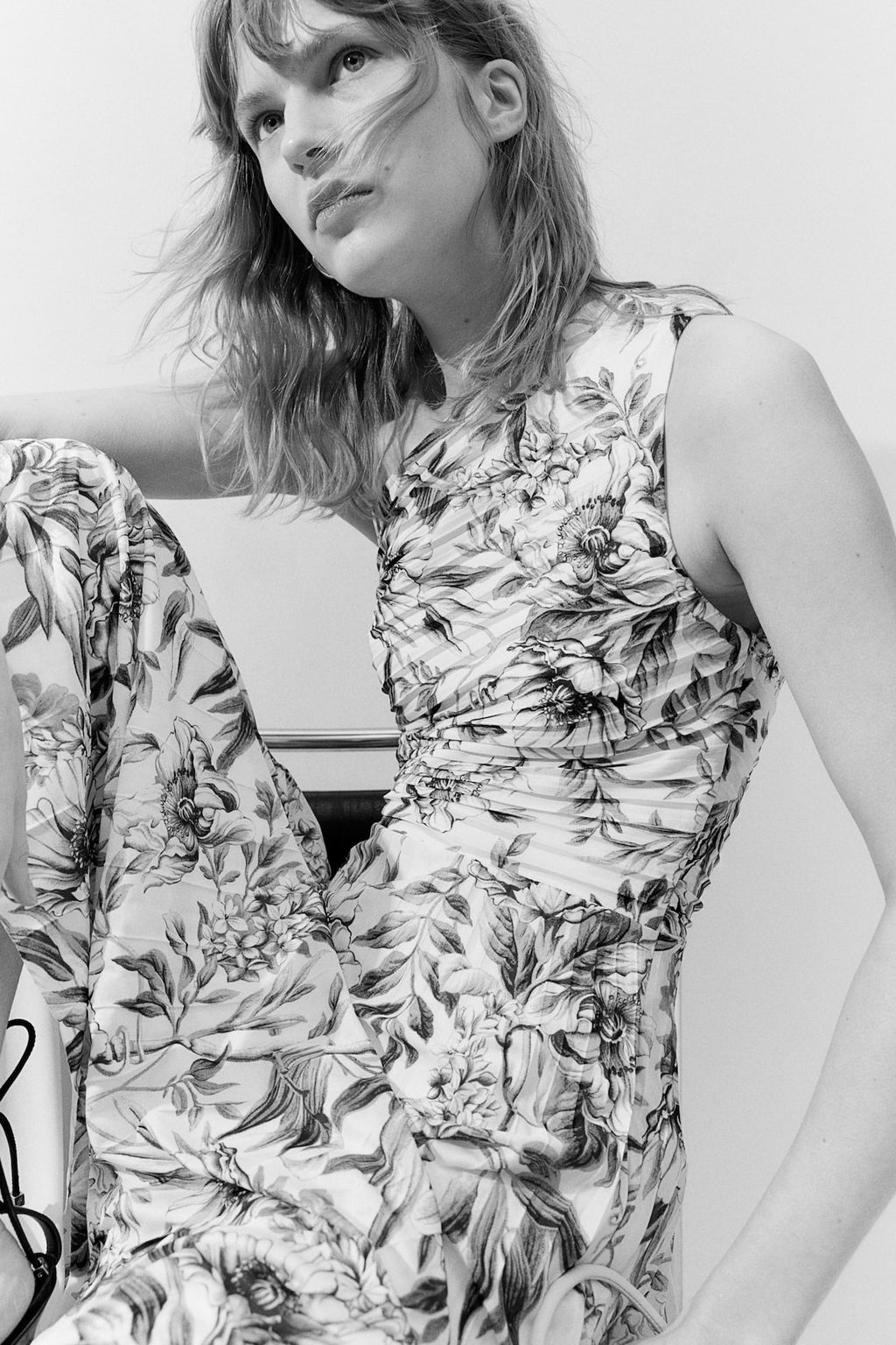 Vestido plisado de un hombro - H&m фото 5