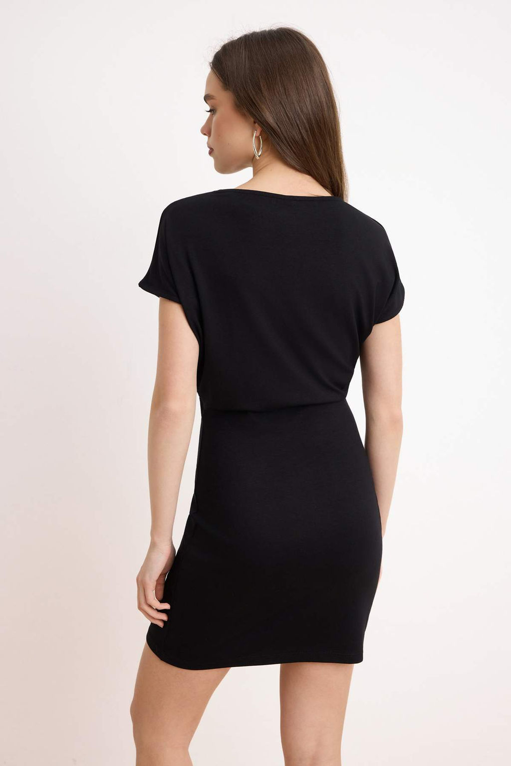 Siyah Bodycon Kay?k Yaka Dusuk Kol Kolsuz Yumusak Orme Elbise TWOSS26EL00366 - Trendyolmilla фото 4