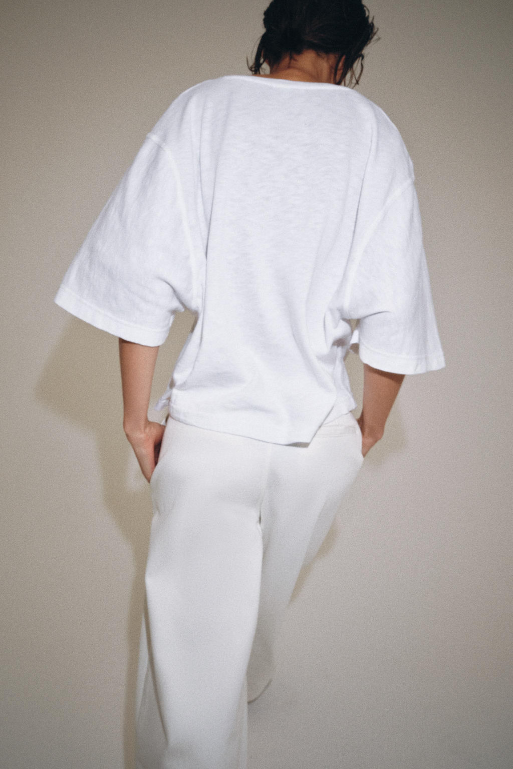 CAMISETA ESCOTE PICO / Blanco - Zara фото 3