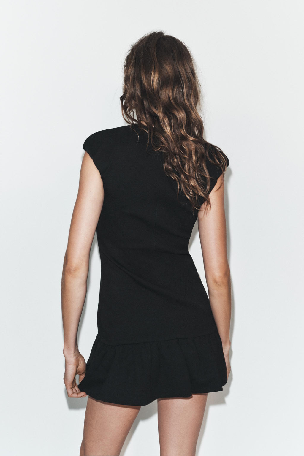 VESTIDO MINI BAJO VOLANTE / Negro - Zara фото 4