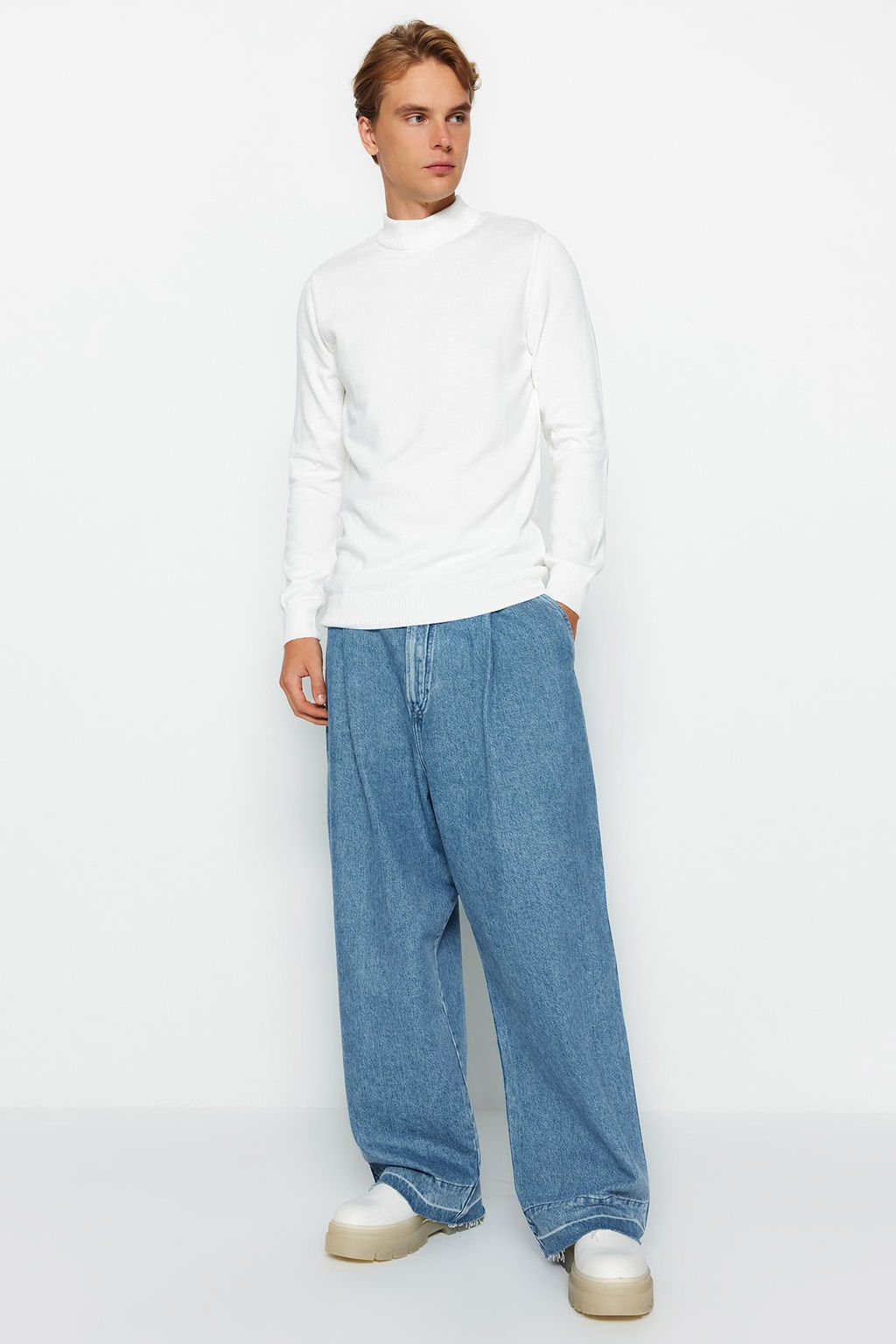 TRENDYOL MAN Ekru Slim Fit Pamuklu Yar?m Bal?kc? Yaka %100 Pamuk Basic Kazak TMNAW22KZ1293