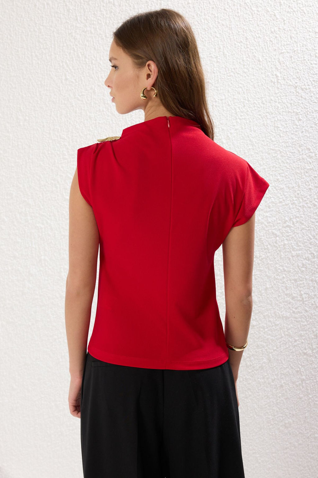 K?rm?z? Fitted/Vucuda Oturan Aksesuar Detayl? Drapeli Esnek Orme Bluz TWOSS25BZ00044