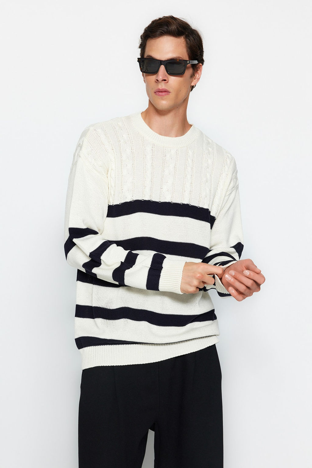TRENDYOL MAN Ekru Casual Unisex Oversize Fit Genis Kal?p Sac Orgu Cizgili Tuylenmeyen Triko Kazak TMNAW24KZ00002
