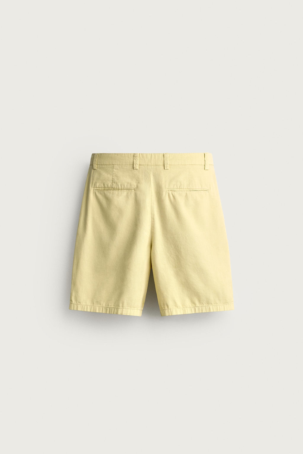 BERMUDA PLIEGUES REGULAR FIT / Amarillo claro