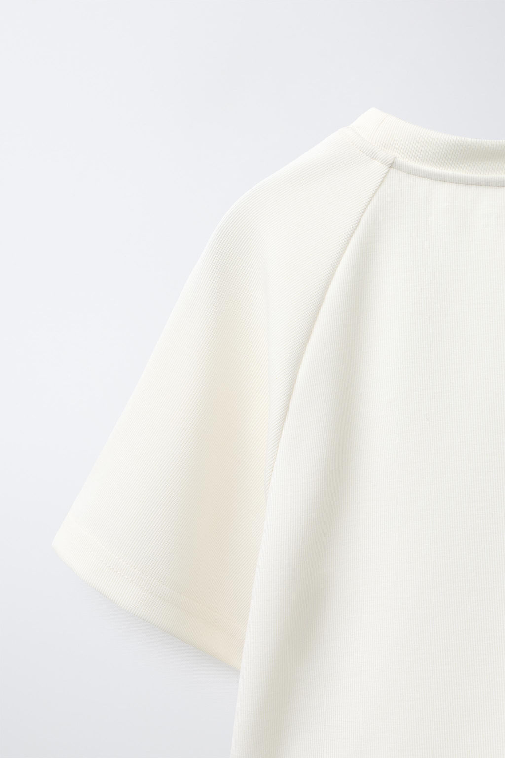 CAMISETA TEXTO RELIEVE CONTRASTE / Crudo