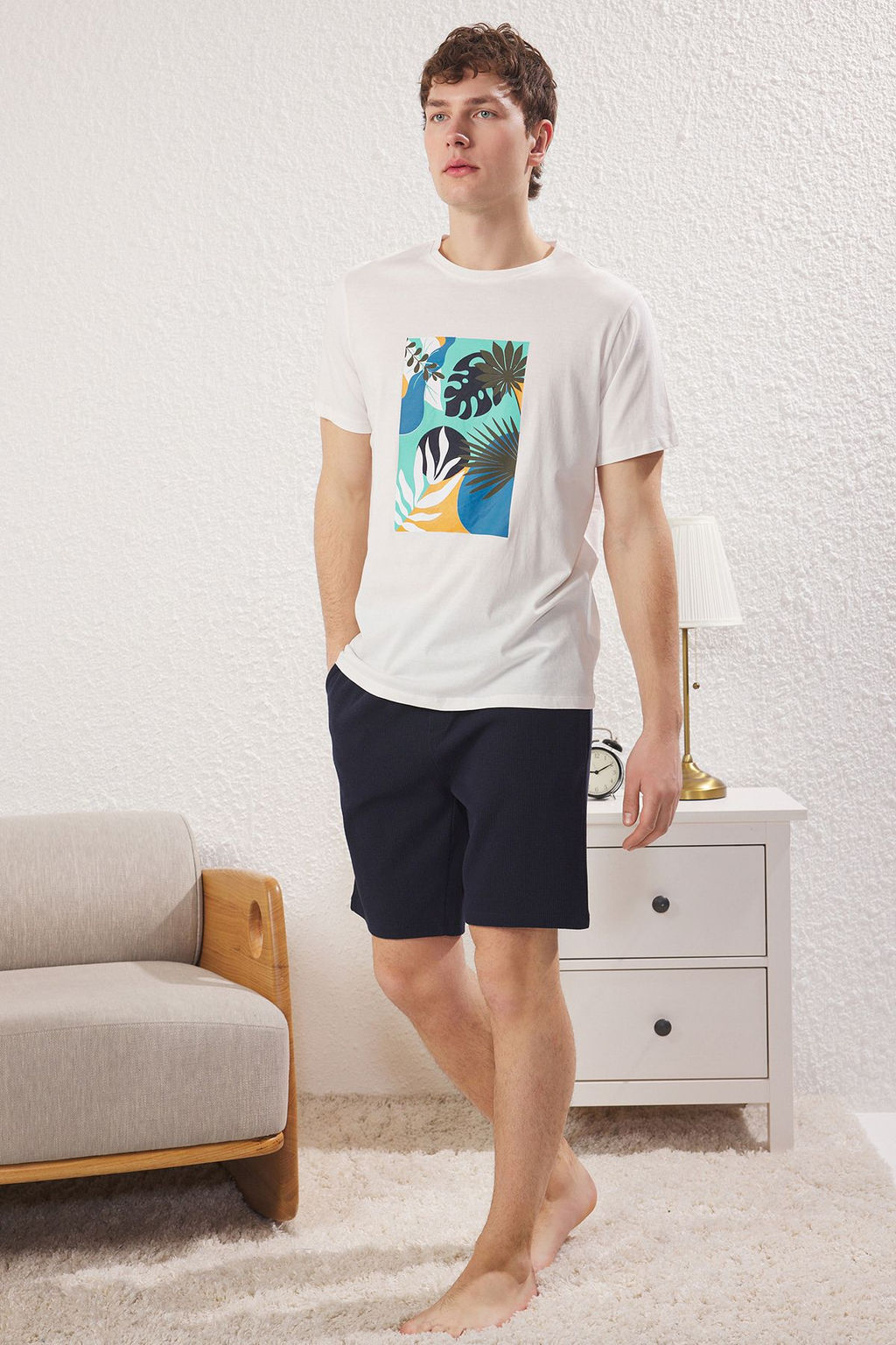 TRENDYOL MAN Ekru - Lacivert Regular Fit Bask?l? Alt Waffle Orme Sortlu Pijama Tak?m? TMNSS25PT00025