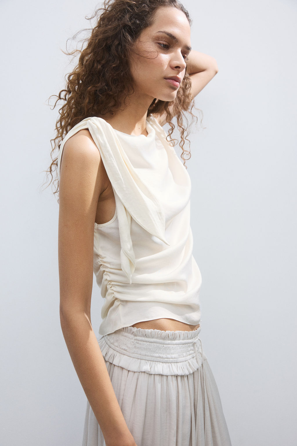 Top asim?trico con lazada - H&m фото 9