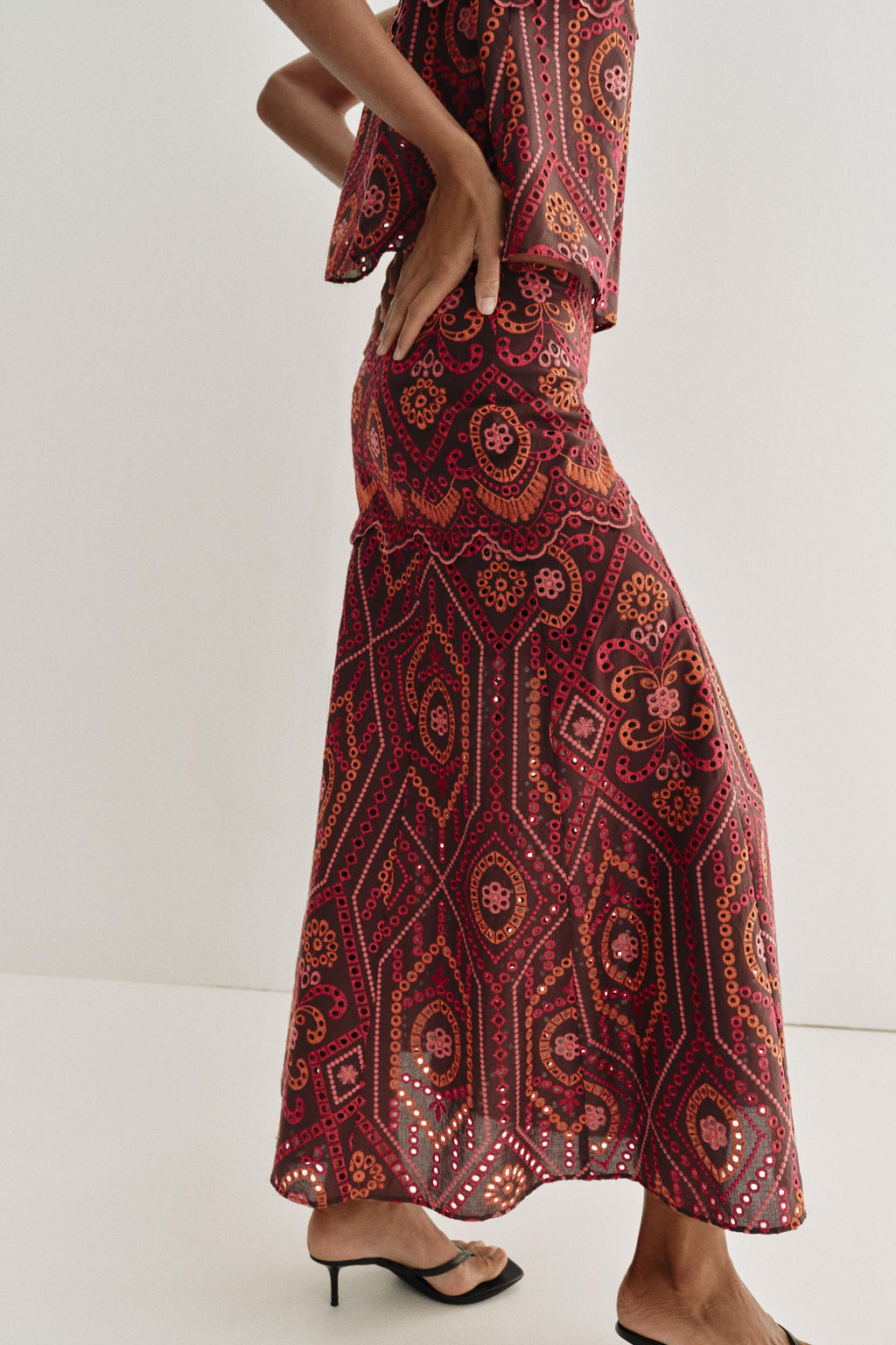 FALDA MIDI BORDADOS PERFORADOS / Multicolor - Zara фото 4