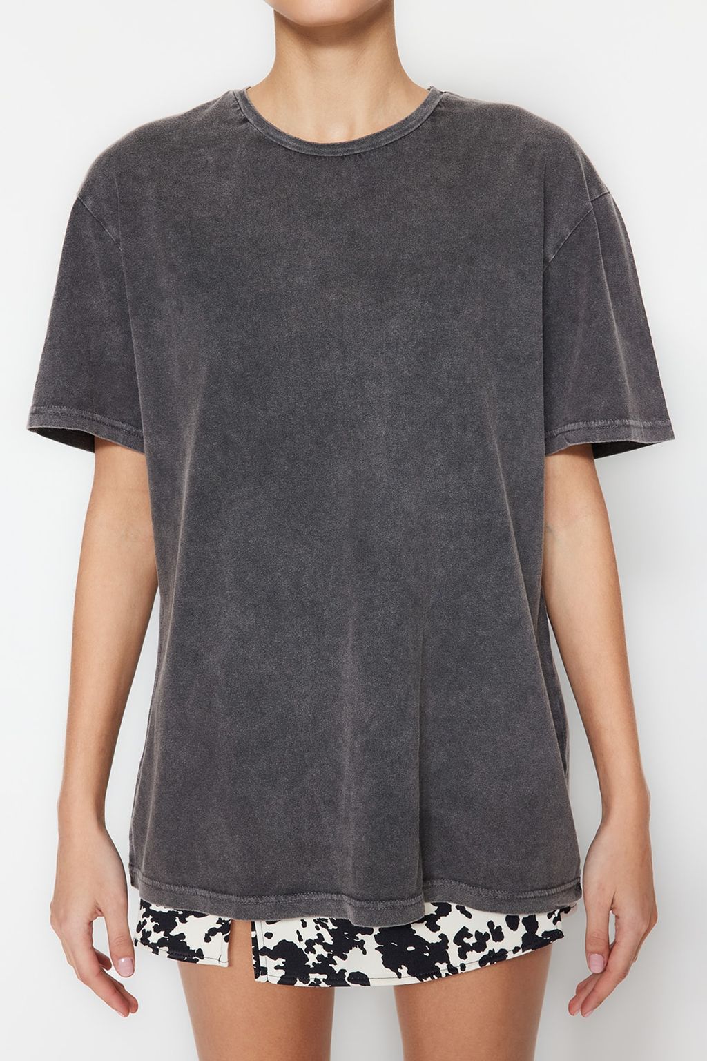 TRENDYOLMILLA Antrasit %100 Pamuk Soluk Efektli Boyfriend/Genis Kal?p Bisiklet Yaka Orme T-Shirt TWOSS23TS00112  фото 8