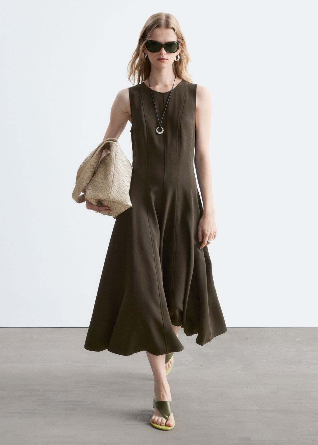 Vestido midi con l?neas de corte verticales