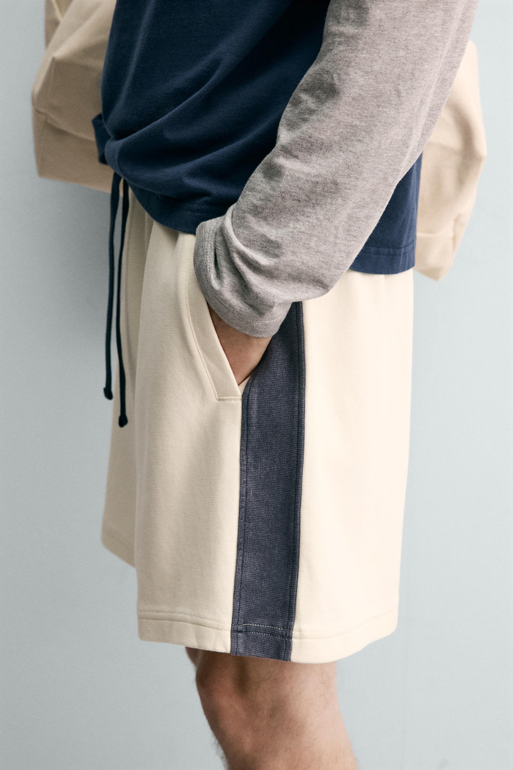 BERMUDA JOGGER BANDAS CONTRASTE / Blanco roto