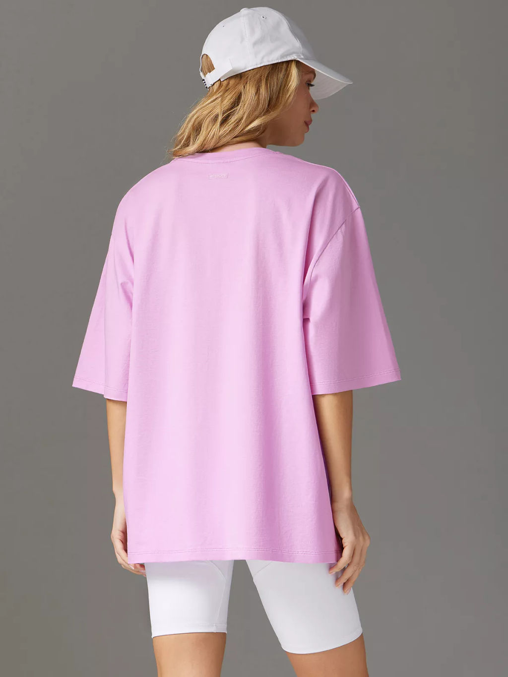 Футболка оверсайз с разрезом розовая