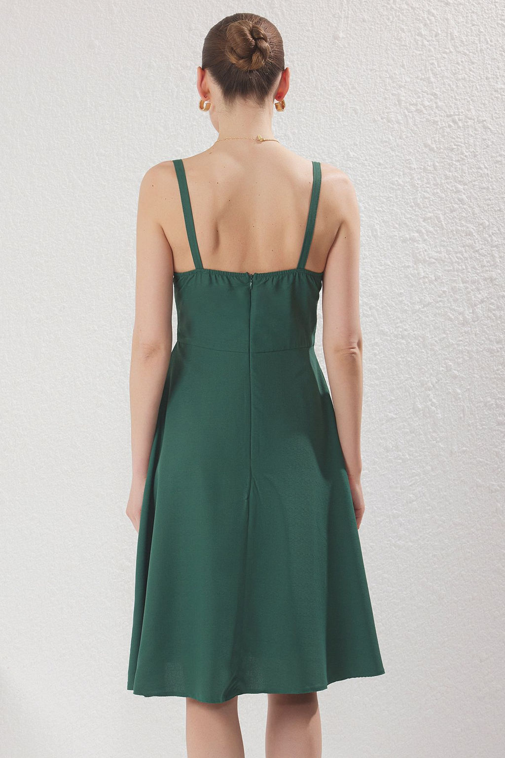 Zumrut Yesili Belden Ac?lan Keten Gorunumlu Midi Dokuma Elbise TWOSS23EL00378