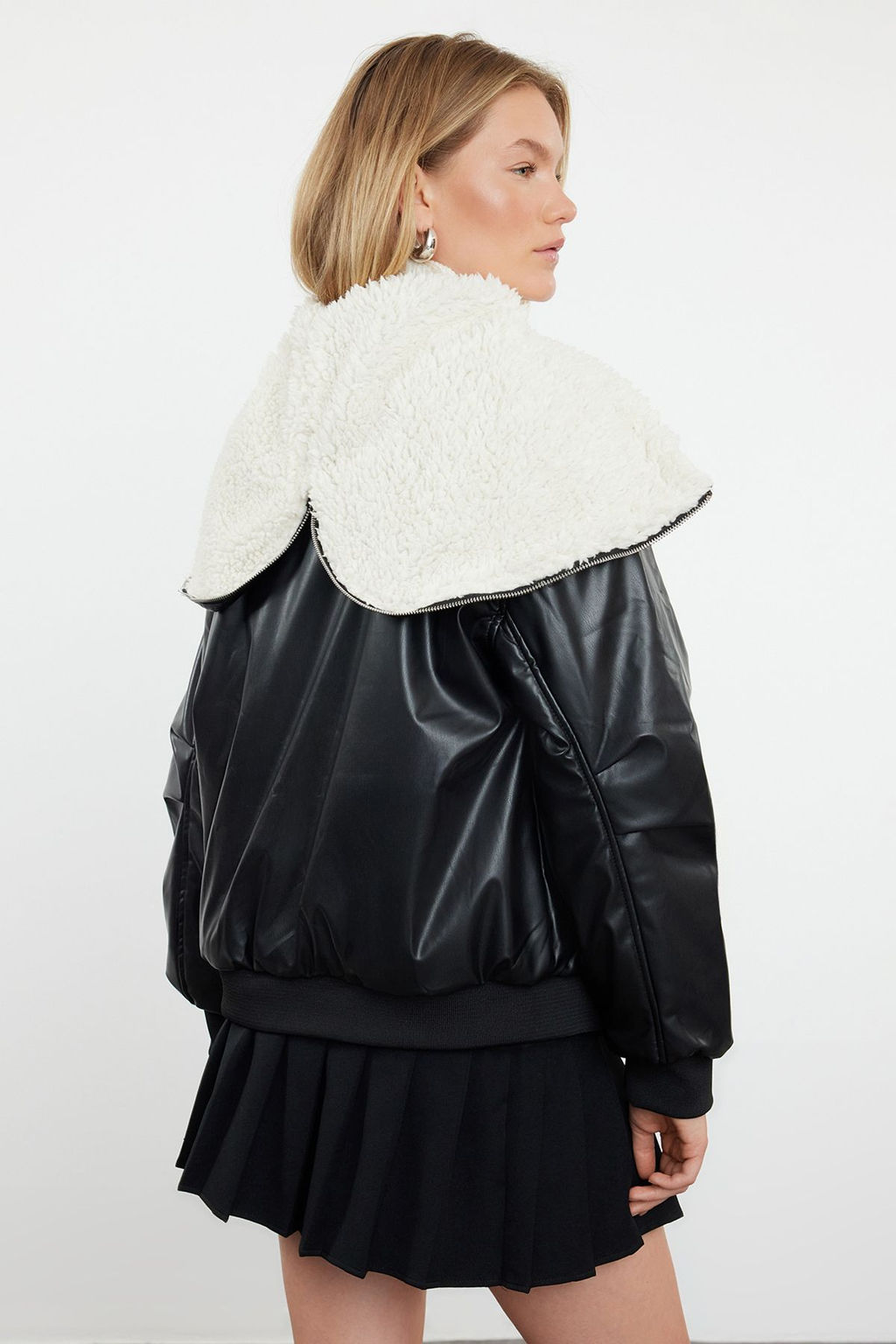 Siyah Oversize Kal?p Kapusonlu Pelus Detayl? Kapitone Sisme Mont TWOAW25MO00120