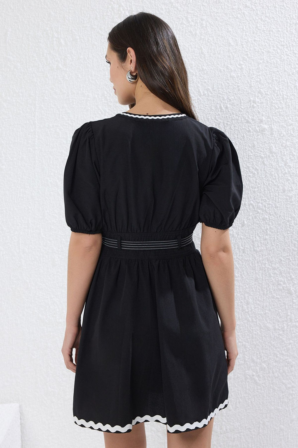 TRENDYOLMILLA Siyah Kemerli ve Fermuarl? Duz Mini Dokuma Elbise TWOSS25EL00429 фото 4