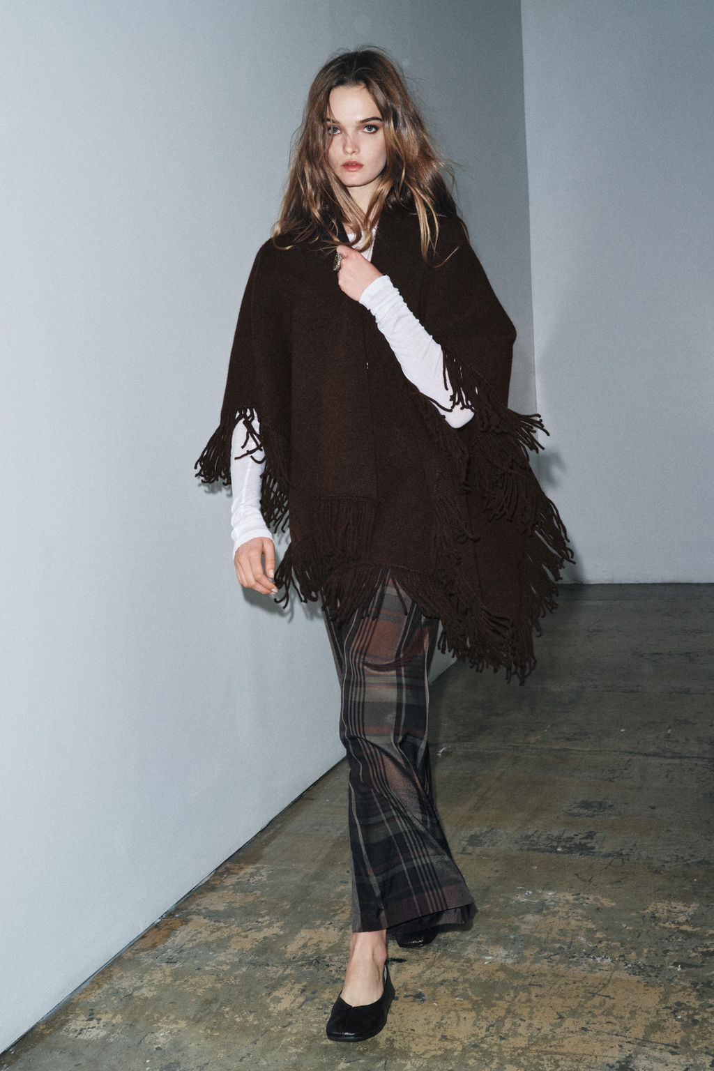 FRINGED KNIT CAPE - Zara фото 3