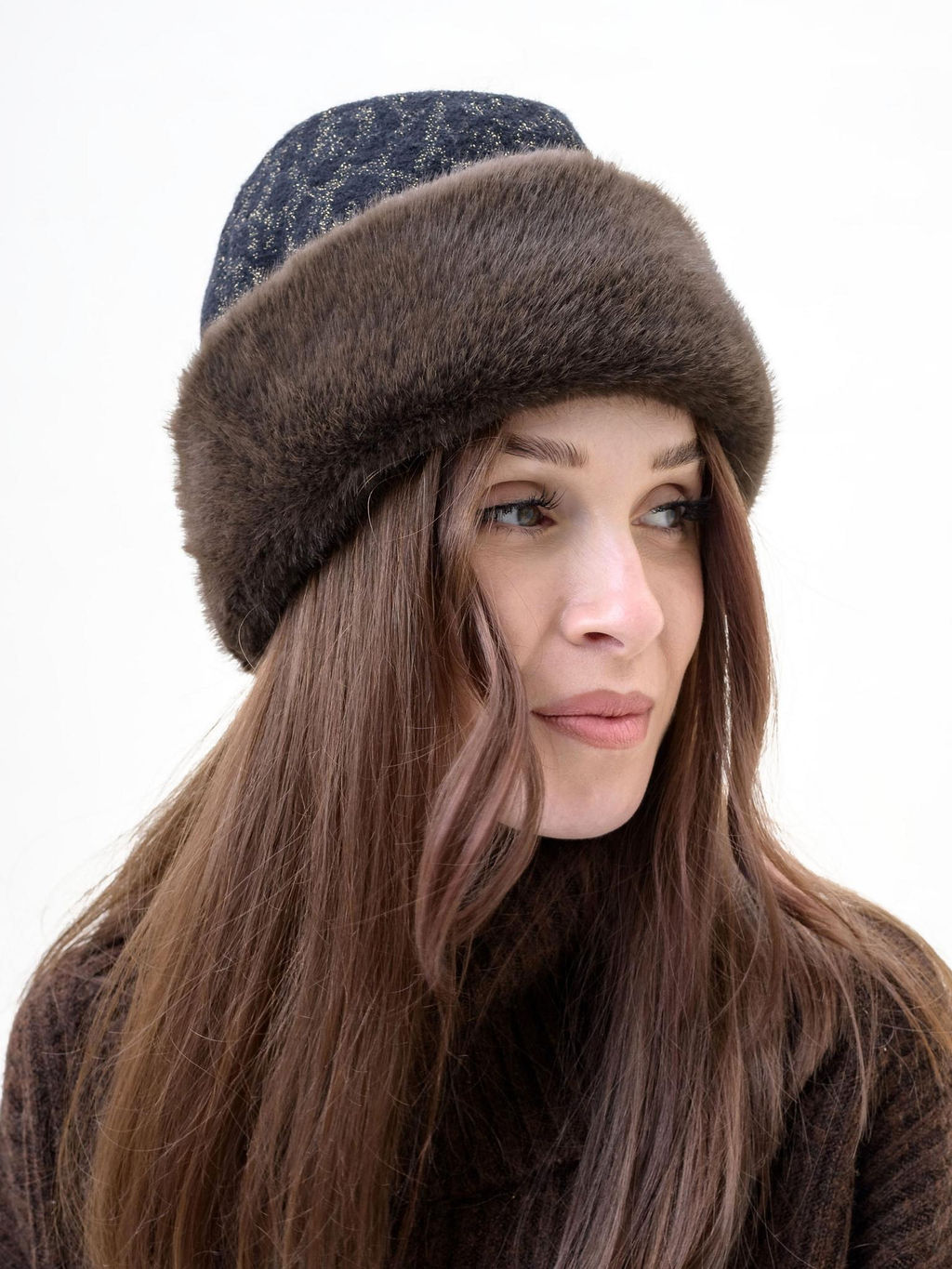 П26-33 Пилотка черное золото с мехом норка