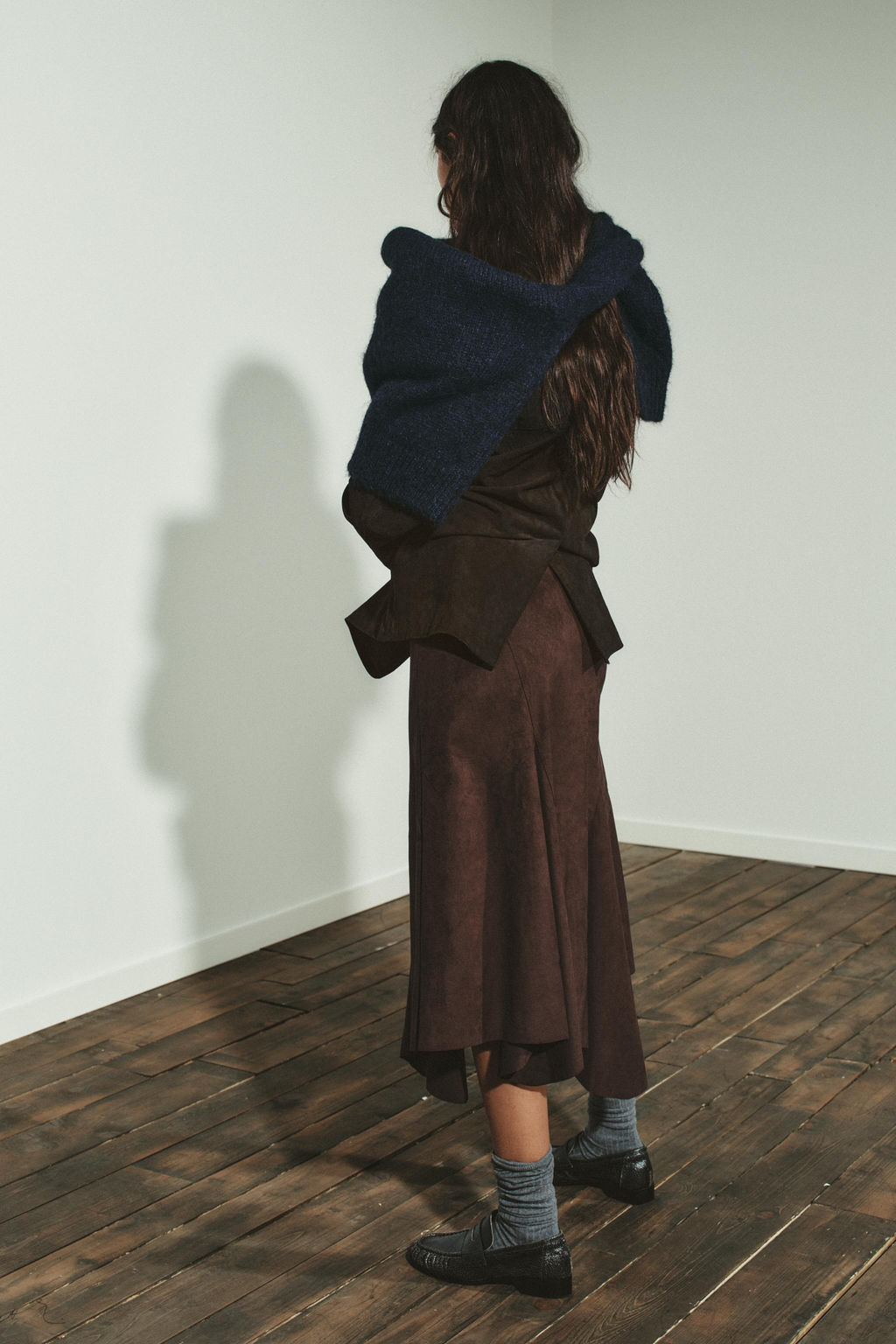 ASYMMETRIC SUEDE-EFFECT MIDI SKIRT - Zara фото 3