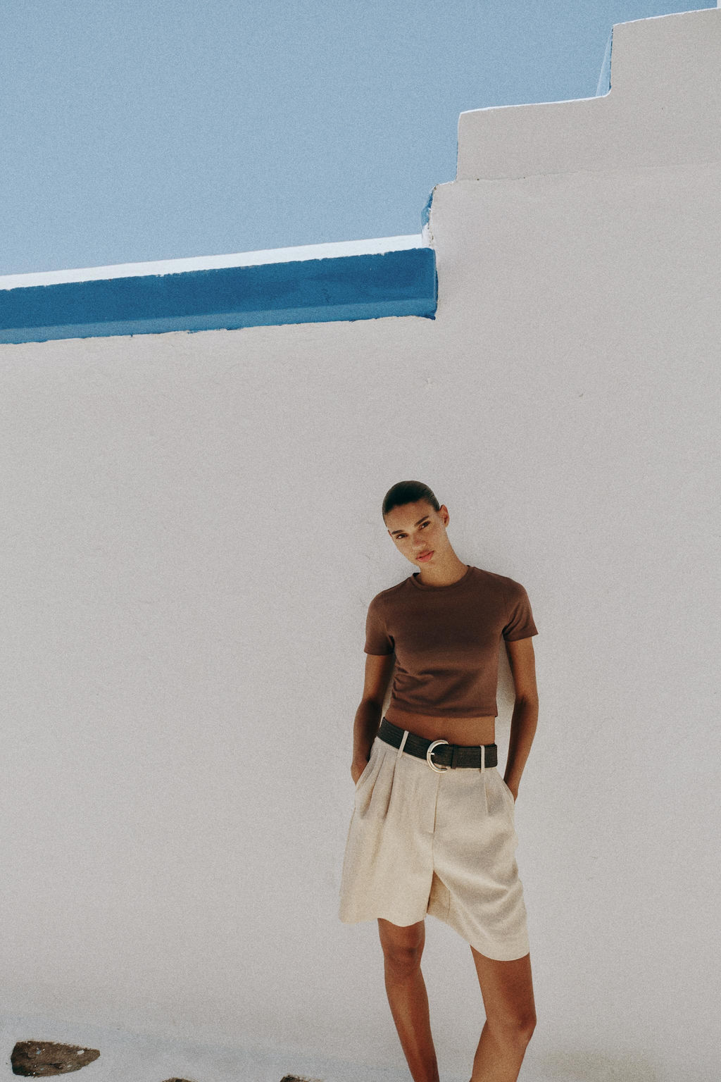 CAMISETA CROPPED MANGA CORTA / Marr?n claro