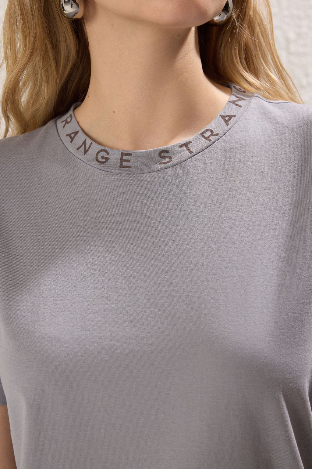 TRENDYOLMILLA Gri %100 Pamuk Regular/Normal Kal?p Slogan Bask?l? Basic Dik Yaka Orme T-Shirt TWOAW20TS0099  фото 3