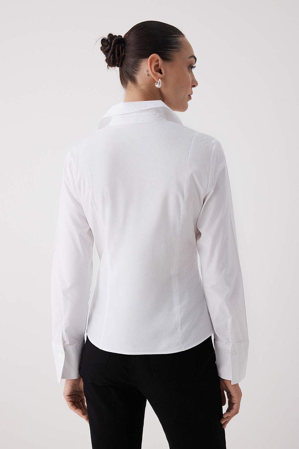 Beyaz Bele Oturan Fitted Dokuma Gomlek TWOAW26GO00022 - Trendyolmilla фото 10