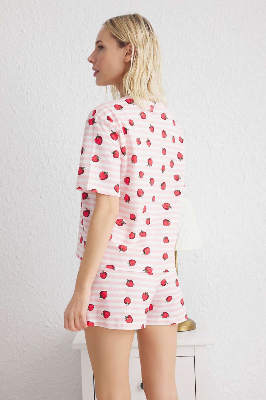 Trendyolmilla Cok Renkli %100 Pamuklu Cizgili ve Cilek Desenli Sortlu Orme Pijama Tak?m? THMSS25PT00087  фото 6